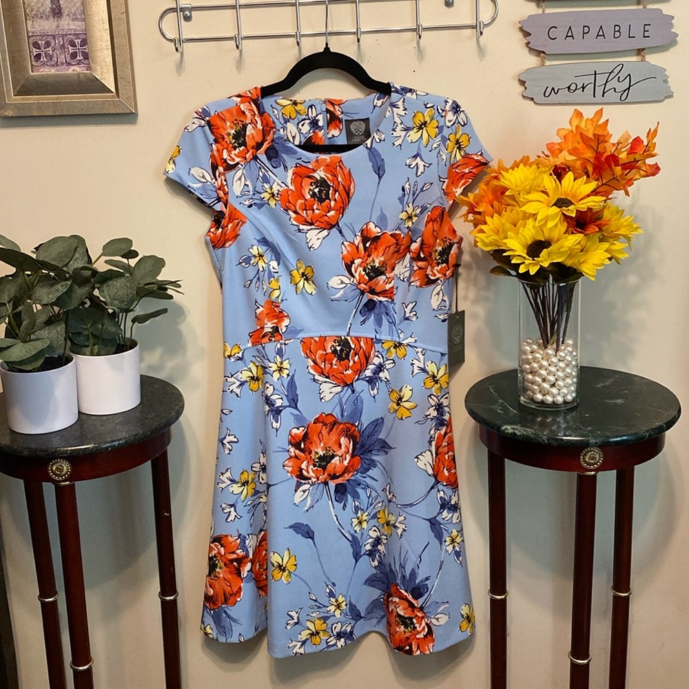 NWT Vince Camuto Dress Sz 8 in Beautiful Florals on Sky Blue Background.